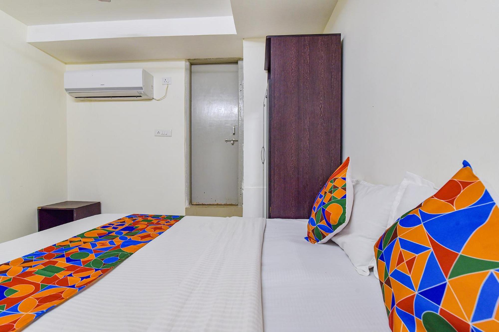 Hotel O Himalaya Inn Ахмедабад Экстерьер фото