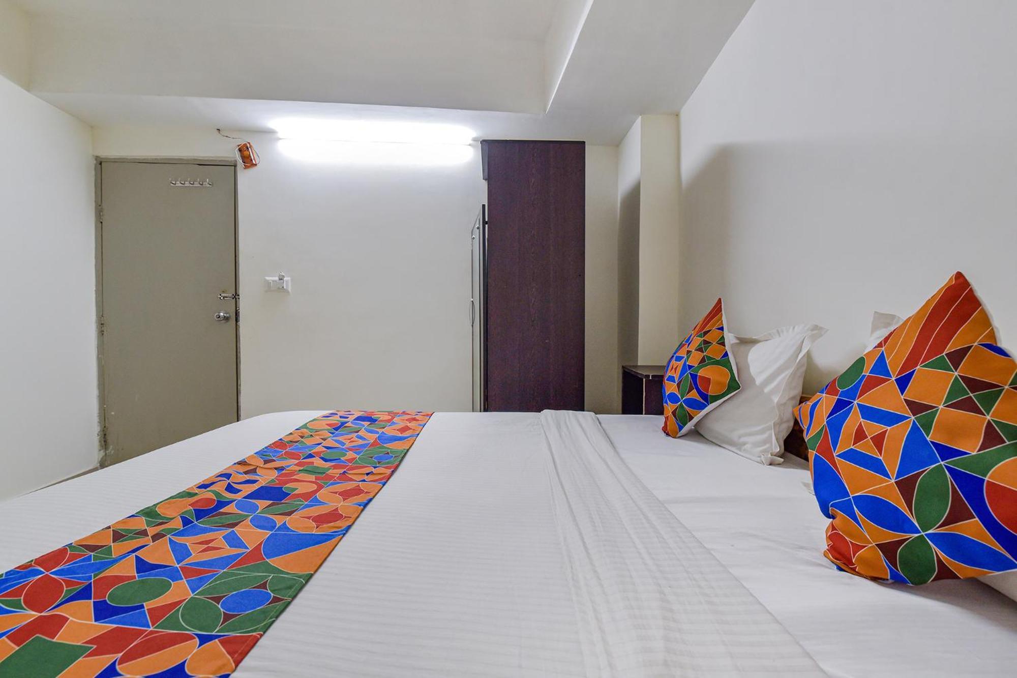 Hotel O Himalaya Inn Ахмедабад Экстерьер фото