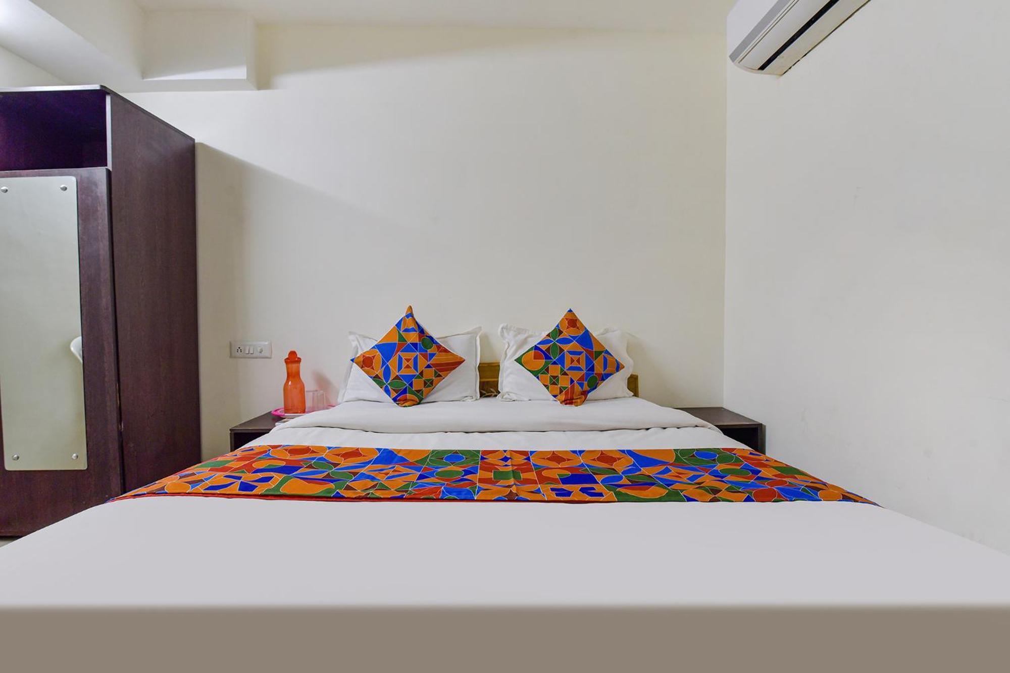 Hotel O Himalaya Inn Ахмедабад Экстерьер фото